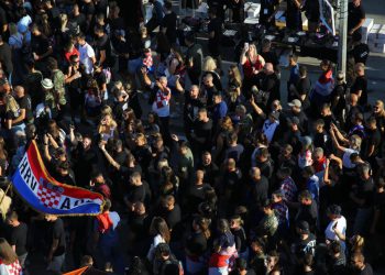 Slobodna Dalmacija – Ovo je jedno od najgorih iskustava na Hipodromu: ‘K’o da smo stoka, vratite novac! Gaženje, tjeranje, dijete s nama…’