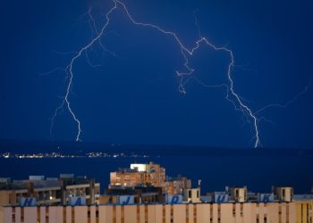 Slobodna Dalmacija – Pljusak u Splitu kratko je trajao, ali onda je uslijedio ‘light show’: pogledajte kakve smo scene snimili iznad Brača