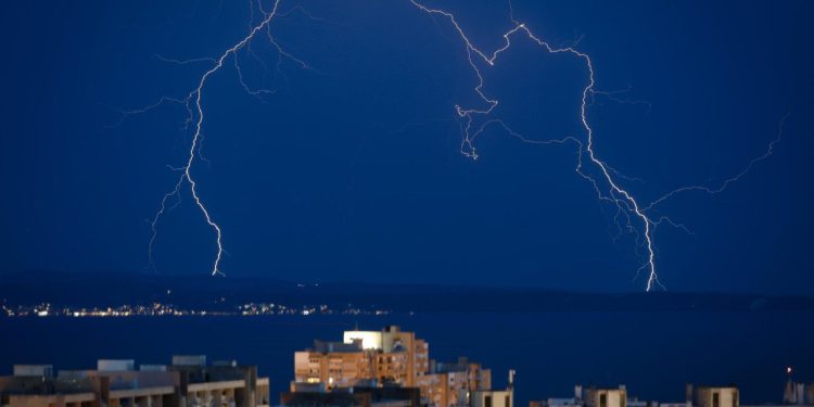 Slobodna Dalmacija – Pljusak u Splitu kratko je trajao, ali onda je uslijedio ‘light show’: pogledajte kakve smo scene snimili iznad Brača