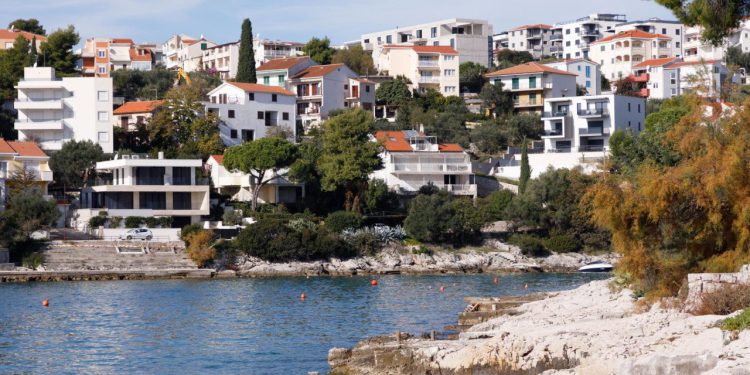 Slobodna Dalmacija – Pogledajte kako je otkrivena vila iz koje su fekalije mjesecima slijevale niz ulicu! Vodni redar kao pravi detektiv…