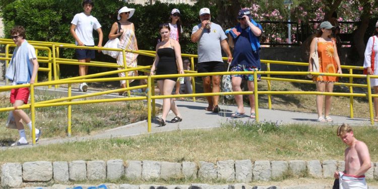 Slobodna Dalmacija – Policija stala na kraj serijskoj kradljivici! Prisilno je uhitili nasred splitske plaže; dosje joj je nevjerojatan