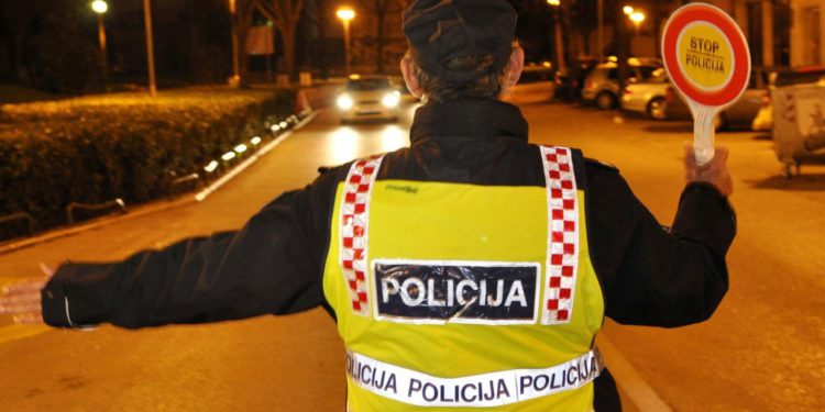Slobodna Dalmacija – Potjera u Splitu; rastrojeni vozač bježao policiji, nema što nije izveo dok ga konačno nisu uhvatili; eno ga u bolnici
