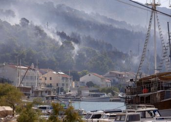 Slobodna Dalmacija – Požar u Jesenicama još uvijek nije lokaliziran! Neumorni vatrogasci se cijelu noć borili s vatrom; jak vjetar otežava