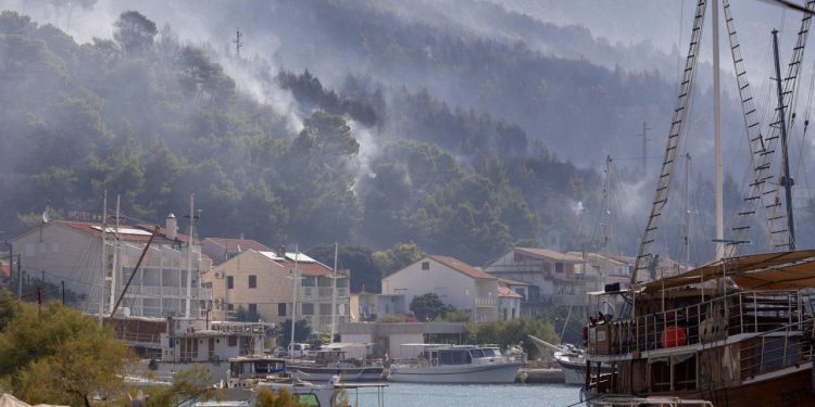 Slobodna Dalmacija – Požar u Jesenicama još uvijek nije lokaliziran! Neumorni vatrogasci se cijelu noć borili s vatrom; jak vjetar otežava