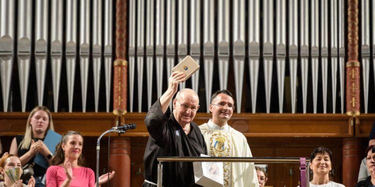 Slobodna Dalmacija – Poznati sinjski franjevac nakon više od 40 godina oprostio se od svoje velike ljubavi; od braće je dobio divan dar…