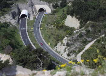 Slobodna Dalmacija – Prevrnuo se automobil na brzoj cesti D1; od 7 sati ponovno je otvorena za promet u smjeru Klis-Solin