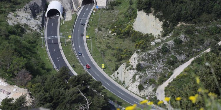 Slobodna Dalmacija – Prevrnuo se automobil na brzoj cesti D1; od 7 sati ponovno je otvorena za promet u smjeru Klis-Solin