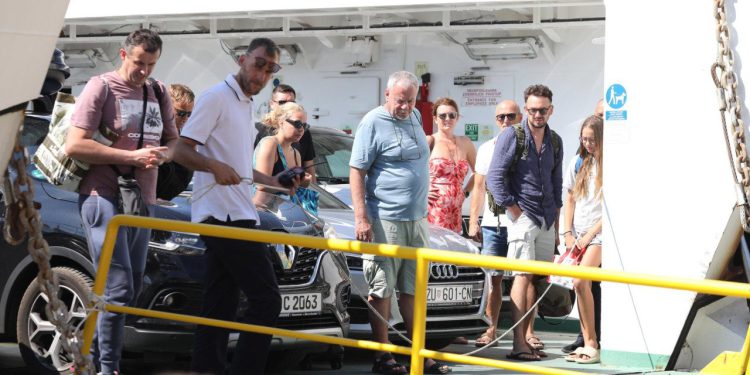 Slobodna Dalmacija – Putnica pala i polomila se na trajektu ‘Jadrolinije’; splitska Hitna došla tek nakon 25 minuta?! Ovo je razlog