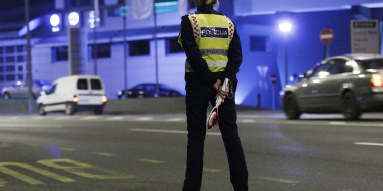 Slobodna Dalmacija – Rastrojeni Splićanin koji je bježeći od policije naredao puste prekršaje završio iza rešetaka; možda se dozove pameti