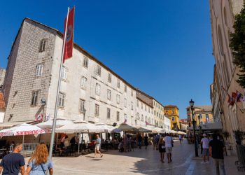 Slobodna Dalmacija – Sinj je spreman za veliku feštu: alkari se okupili na jutarnjoj misi, a hodočasnici odmaraju u parku