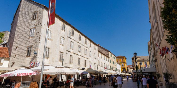 Slobodna Dalmacija – Sinj je spreman za veliku feštu: alkari se okupili na jutarnjoj misi, a hodočasnici odmaraju u parku