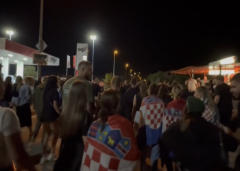 Slobodna Dalmacija – Sinj nakon koncerta u potpunoj blokadi! Naši iscrpljeni reporteri nam javljaju: ‘Do Splita bi mogli stić u zoru…’