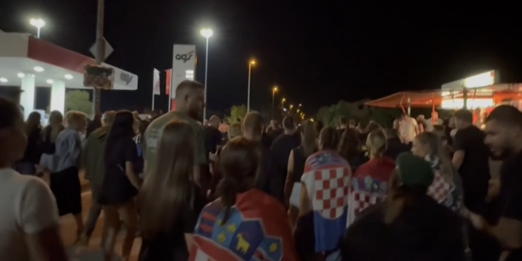 Slobodna Dalmacija – Sinj nakon koncerta u potpunoj blokadi! Naši iscrpljeni reporteri nam javljaju: ‘Do Splita bi mogli stić u zoru…’