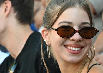 Slobodna Dalmacija – Sinjanke gore za ovaj dan, mlada plavuša sa zanimljivom tetovažom zabljesnula uz trkalište; svi su oduševljeno gledali