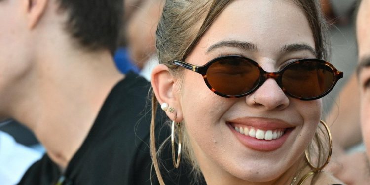 Slobodna Dalmacija – Sinjanke gore za ovaj dan, mlada plavuša sa zanimljivom tetovažom zabljesnula uz trkalište; svi su oduševljeno gledali