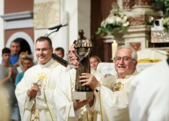 Slobodna Dalmacija – Sinjski svećenik s oltara uputio odvratnu poruku: ‘Neka pate i neka u patnji umru…’; Stigao mu odgovor