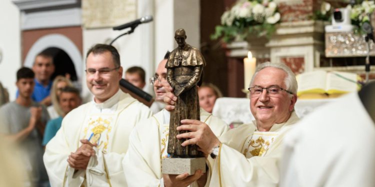 Slobodna Dalmacija – Sinjski svećenik s oltara uputio odvratnu poruku: ‘Neka pate i neka u patnji umru…’; Stigao mu odgovor