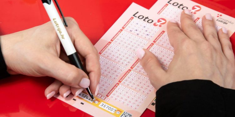 Slobodna Dalmacija – Splićanka koja je osvojila jackpot došla po nagradu; otkrila kako je doznala za dobitak: ‘Od šoka i nevjerice…’