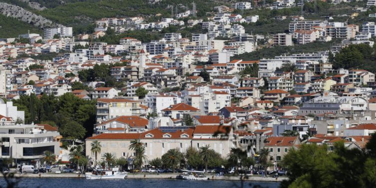 Slobodna Dalmacija – Starim dozvolama u Makarskoj će se izgraditi još najmanje 1500 stanova, donosimo detalje. Evo koliko će koštati kvadrat