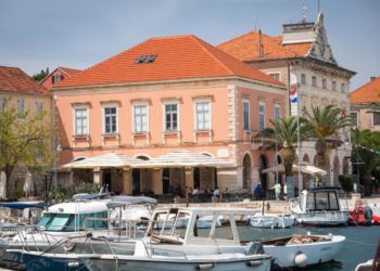 Slobodna Dalmacija – Supružnici prvo ‘vješali’ cipele kao upozorenje, a sad po kalama ostavljaju ove ‘ukrase’: ‘Ne stajemo do kraja ljeta…’