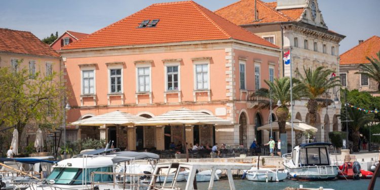 Slobodna Dalmacija – Supružnici prvo ‘vješali’ cipele kao upozorenje, a sad po kalama ostavljaju ove ‘ukrase’: ‘Ne stajemo do kraja ljeta…’