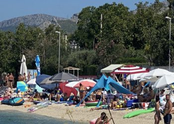 Slobodna Dalmacija – Totalni kaos u blizini Splita, turisti se razbahatili na plaži; pogledajte što su sve dovukli sa sobom!