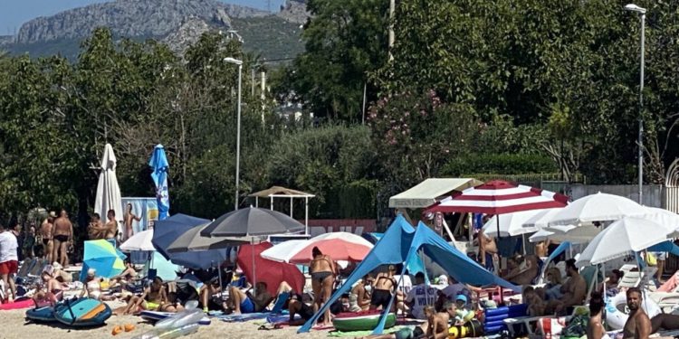 Slobodna Dalmacija – Totalni kaos u blizini Splita, turisti se razbahatili na plaži; pogledajte što su sve dovukli sa sobom!