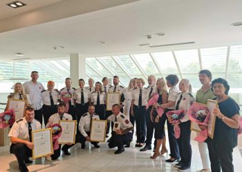 Slobodna Dalmacija – Turistički biser slavi svoj dan, najzaslužnije mještane okitili nagradama. Prava fešta je sutra navečer, kad dođe on…