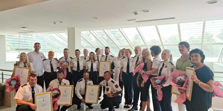 Slobodna Dalmacija – Turistički biser slavi svoj dan, najzaslužnije mještane okitili nagradama. Prava fešta je sutra navečer, kad dođe on…