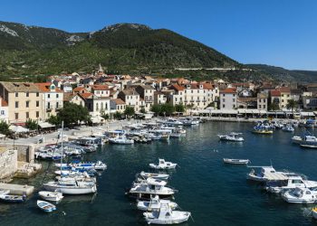 Slobodna Dalmacija – U Komiži se pitaju je li itko vidio njihovog zubara? ‘Ljudi šize! Satima ga čekam, u bolovima. Piše da radi, a ne radi’