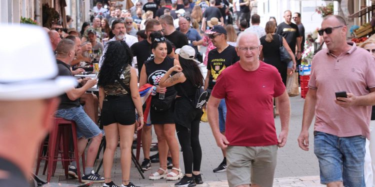 Slobodna Dalmacija – U Sinju smo sreli Slavena iz Ljubuškog, HOS-ovca od prvog dana: ‘Osobno poznajem Thompsona, bit će savršeno…’