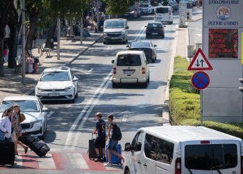 Slobodna Dalmacija – U splitskoj gradskoj luci auto oborilo pješaka, prevezen je u bolnicu! Ležao je nepomično, ali pri svijesti…