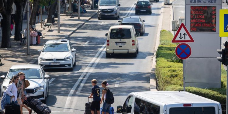 Slobodna Dalmacija – U splitskoj gradskoj luci auto oborilo pješaka, prevezen je u bolnicu! Ležao je nepomično, ali pri svijesti…