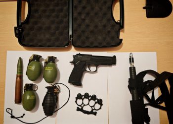 Slobodna Dalmacija – Uhićen muškarac koji se na Braču zatvorio u kuću i prijetio bombom; pogledajte što mu je sve policija pronašla od oružja