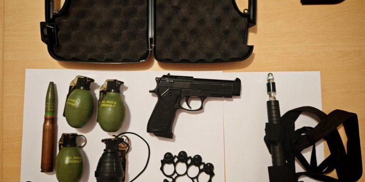 Slobodna Dalmacija – Uhićen muškarac koji se na Braču zatvorio u kuću i prijetio bombom; pogledajte što mu je sve policija pronašla od oružja