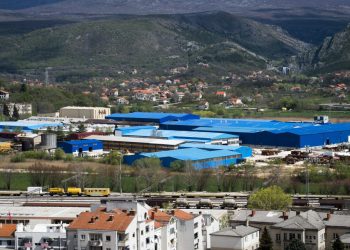 Slobodna Dalmacija – Uoči proslave ‘Oluje’ Debeljak počeo dijeliti otkaze u kninskoj tvornici. Bez posla bi mogla ostati i trećina zaposlenih