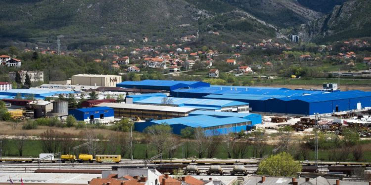 Slobodna Dalmacija – Uoči proslave ‘Oluje’ Debeljak počeo dijeliti otkaze u kninskoj tvornici. Bez posla bi mogla ostati i trećina zaposlenih