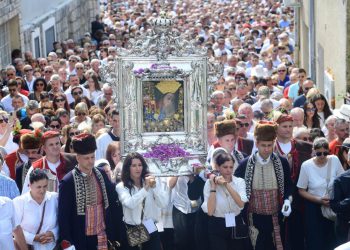 Slobodna Dalmacija – VELIKA FOTOGALERIJA U Sinju će se za Velu Gospu okupiti 100.000 vjernika. Pogledajte prizore iz grada i tko je sve tamo