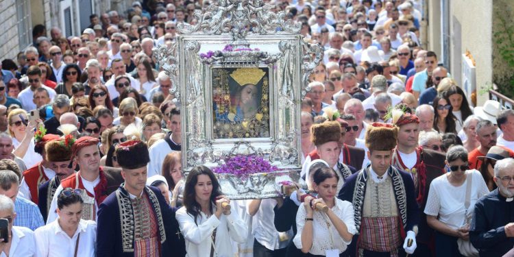 Slobodna Dalmacija – VELIKA FOTOGALERIJA U Sinju će se za Velu Gospu okupiti 100.000 vjernika. Pogledajte prizore iz grada i tko je sve tamo