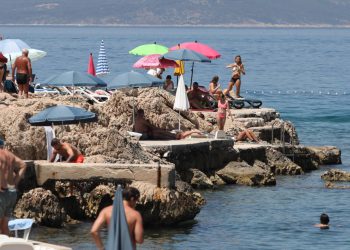 Slobodna Dalmacija – VIDEO Čudo na Makarskoj rivijeri; na plaži se kupači broje na prste jedne ruke, a okupacija potpuna; ‘Dođem, maknem…’
