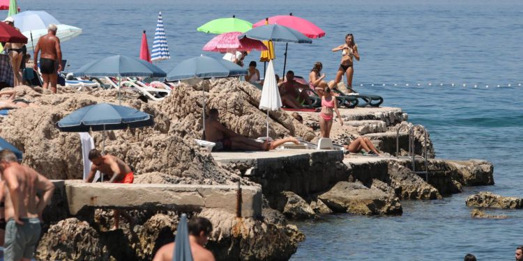 Slobodna Dalmacija – VIDEO Čudo na Makarskoj rivijeri; na plaži se kupači broje na prste jedne ruke, a okupacija potpuna; ‘Dođem, maknem…’