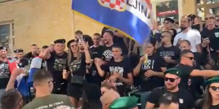 Slobodna Dalmacija – VIDEO Ekipa u crnim majicama u Sinju viče ‘Za dom, spremni!’ i pjeva zloglasnu ustašku pjesmu, policija ne reagira