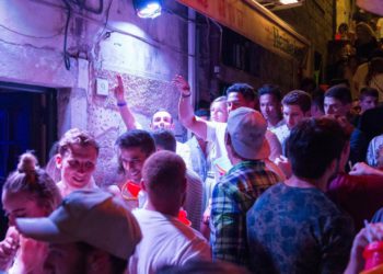 Slobodna Dalmacija – VIDEO Poslušajte melodiju koju pjevaju turisti u Splitu u sitne noćne sate. Stanari okolnih zgrada su ‘oduševljeni‘