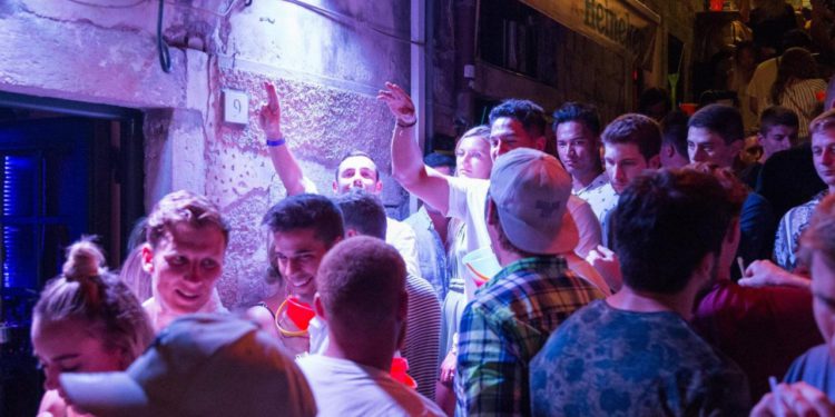 Slobodna Dalmacija – VIDEO Poslušajte melodiju koju pjevaju turisti u Splitu u sitne noćne sate. Stanari okolnih zgrada su ‘oduševljeni‘