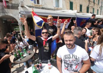 Slobodna Dalmacija – VIDEO Sinj gori, atmosfera je prejaka: tisuće iščekuju Thompsona, Bulj predvodi slavlje