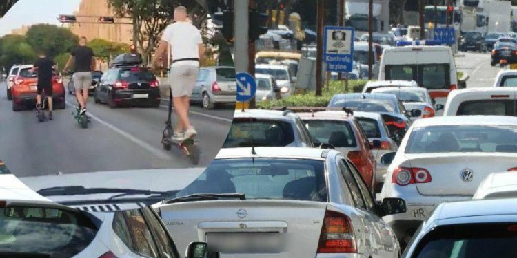 Slobodna Dalmacija – VIDEO Zaledit će vam se krv u žilama! Trojica mladih Splićana divljaju po najprometnijoj cesti: ‘Kakvi su to roditelji?’