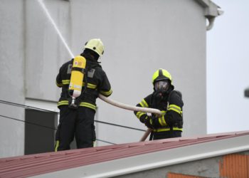 Slobodna Dalmacija – Vatrogasci nikad nemaju odmora. Gasili nekoliko manjih požara, na Trsteniku se čovjeku zapalio madrac