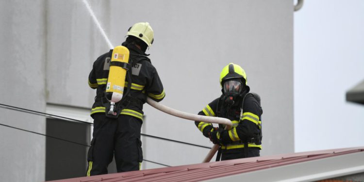 Slobodna Dalmacija – Vatrogasci nikad nemaju odmora. Gasili nekoliko manjih požara, na Trsteniku se čovjeku zapalio madrac