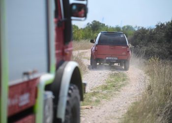 Slobodna Dalmacija – Veliki požar u zaleđu Zadra širi se prema kućama; poletjeli kanaderi, vatrogascima posao otežava bura