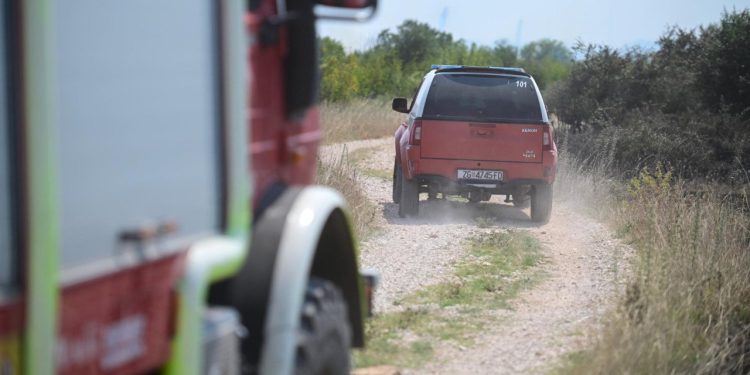 Slobodna Dalmacija – Veliki požar u zaleđu Zadra širi se prema kućama; poletjeli kanaderi, vatrogascima posao otežava bura